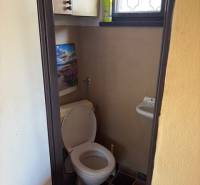 WC mosdóval a belső térben a telkeknél - lakóhely.