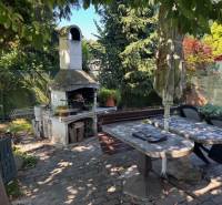 Kerti grill terasszal Pozsony – Vrakuňa, Brezová területén, alkalmas lakóingatlanok számára.