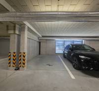Földalatti garázs parkolóhellyel és autóval Kassán, a Cédrus utcában.
