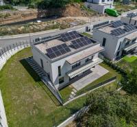 Családi házak a K Horárskej studni utcában, Pozsony-Dúbravkán, fotovoltaikus panelekkel.