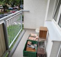 A háromszobás lakás erkélye kilátással a parkolóra és a Mesačná utcára Pozsony-Ružinovban.
