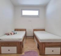 Egyszerű szoba két ággyal és játékokkal egy 4 szobás lakásban.