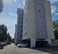 Lakóház a Vrakunská úton Pozsony-Ružinovban, 2 szobás lakás kínálata.