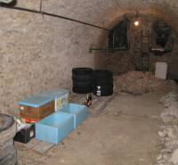 Gumiabroncs- és ládabolt, az A. Hlinka tér utcáján, egy családi ház mellett.