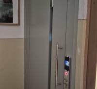Belépés a liftbe egy háromszobás lakásban, a vezérlőpanel részleteivel.