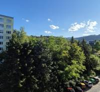 Parkoló és zöldterület a Besztercebányai Moszkva utcánál, egy 3 szobás lakás mellett.