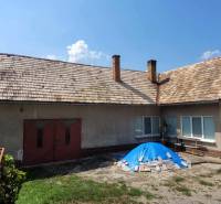 Öregebb ház fa tetővel az A.H. Škultétyho utcában, Telkek - lakóhely, természet.