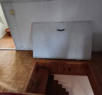 Belső lépcső a pincébe, fa padlóval, ideális nyaralóhoz.