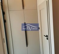 Beépített szekrény hosszú fogantyúkkal egy kétszobás lakásban, márványpadló.
