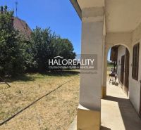 Családi ház Váhovcén verandával, udvarral és kúttal, zöldövezetben.