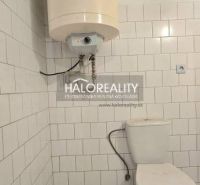 Fürdőszoba családi házban WC-vel és bojlerrel, fehér csempével burkolva.