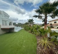 Villa Benisse füves kerttel, pálmafákkal és modern hangulattal.