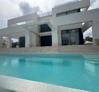 Villa Benisse saját medencével és modern építészettel.