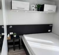 Minimalista háló szekrényekkel és fa dekorációjú padlóval különleges ingatlanokban.