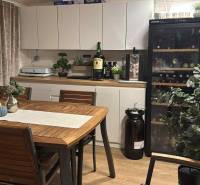 Étkező sarok borhűtővel és dekorációkkal, fa dekoros padló. Különleges ingatlanok.