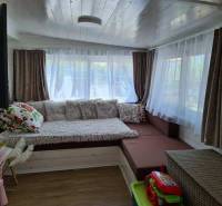 Szoba különleges ingatlanokban kényelmes ülőhellyel és fa dekorációjú padlóval.