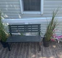 Pad, virágtartók, kerékpár fa dekorációjú padlón a Különleges ingatlanoknál.