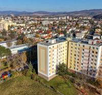 Légi felvétel egy háromszobás lakásról Pöstyénben, a Komenského utcában és környékén.