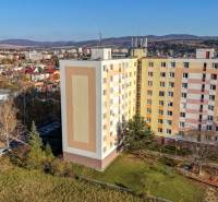 Kilátás a Komenského utcai lakóházra Pöstyénben a környező tájjal.