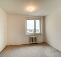 Üres szoba radiátorral és ablakkal egy háromszobás lakásban. Világos színű falak.