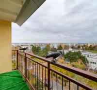 Kilátás egy háromszobás lakás erkélyéről a piešťanyi Komenského utcában műfűvel.