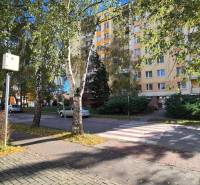 A Komenského utcai lakóház Pöstyénben zöldövezettel és járdával körülvéve.