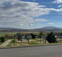 Játszótér hegyekre néző kilátással Kassán - Krásna városrész, Tokajská utca.