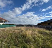 Telkek - lakóövezet a kassai Tokaji utcában, a Krásna városrészben, családi házak mellett.