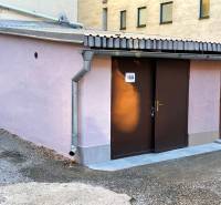 Garázsok a Mlynska utcában, Kassa - Óváros városrészén, világoslila vakolattal.