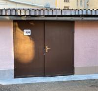 Barna garázsajtó a Mlynska utcában, Kassa Óváros városrészében.