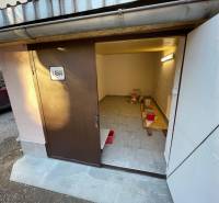 Nyitott garázs a Kassai Mlynska utcában - Óváros városrész, szerszámokkal és vödörrel.