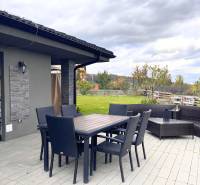 A Lipová utcai családi ház terasza Dubován kerti bútorokkal és kilátással.