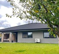 Családi ház a Lipová utcában Dubovában, fa és zöld gyep az előtérben.