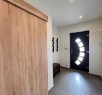 Családi ház előszobája járólappal és modern ajtókkal.