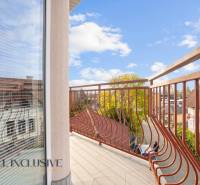 Kilátás az erkélyről a tetőkre és a fákra egy kétszobás lakásban a Kukučín utcában Dunaszerdahelyen.