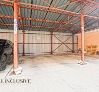 Fedett parkolóhely a Kukučín utcában Dunaszerdahelyen, nem messze a 2 szobás lakástól.