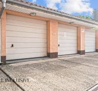 Garázsok a Dunaszerdahelyi Kukučín utcában betonfelülettel és tetőablakokkal.