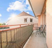 Erkély ülőhelyekkel a Kukučínova utcai kétszobás lakás mellett Dunaszerdahelyen.