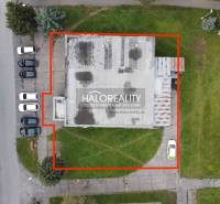 Légi felvétel a rimaszombati üzlethelyiségekről parkolóhelyekkel.