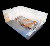 3D irodamodell hosszú asztalsorral és narancssárga székekkel, szőnyegpadló.