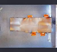 Irodai alaprajz narancssárga elemekkel és fa dekorációjú padlóval.