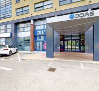 Irodaház a Košická utcában, Pozsony - Nivy, parkolóval a bejárat előtt.