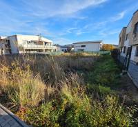 Lakóterületek épületekkel és szilárd burkolattal ellátott területtel Bytčában.