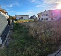 Napos telkek - lakóövezet Bytčában, alkalmas építkezésre a környező beépítéssel.