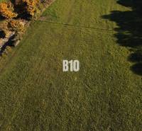 Lakóövezeti füves telek Petrovicében, zölddel és fákkal körülvéve.