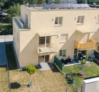 Sárga lakóház a Pozsony-Vrakuňa Vasút utcában kerttel és parkolóhelyekkel.