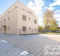 Az épület a Pozsony-Vereknyén található Vasút utcában, a hozzá tartozó parkolóval.