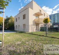 A Vasúti utcai lakóház külső része Vrakunán, a hozzá tartozó kerttel.