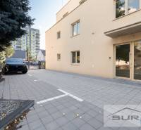 Parkolóhely a lakóház előtt a Vasúti utcában, Pozsony - Vrakuňa, 2 szobás lakás.