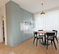 Étkező sarok asztallal és székekkel, beépített szekrényekkel és fa dekorációjú padlóval.